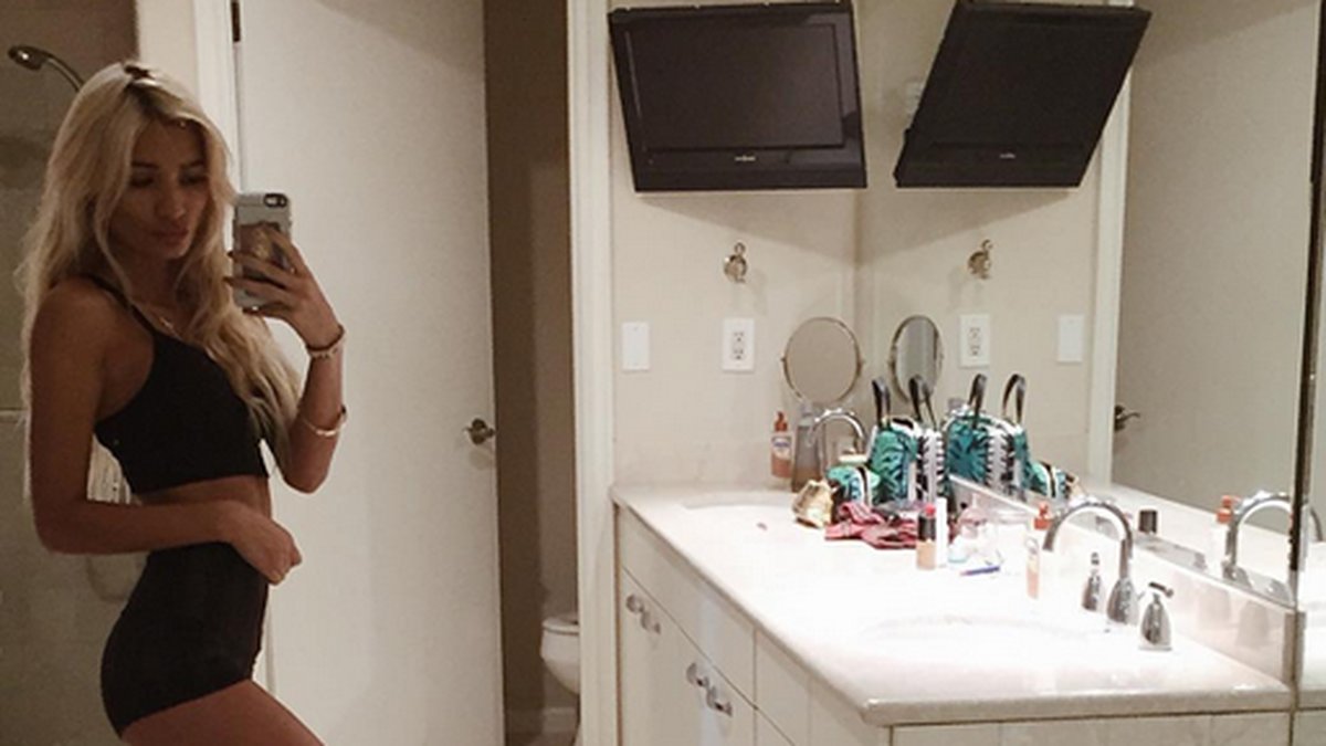 Pia Mia Perez tar en selfie i badrummet. 